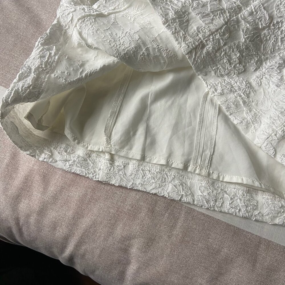 NWT ASTR The Label Raina Off Shoulder Puff Sleeve Crinkle Mini Dress White Sz M - Picture 8 of 9